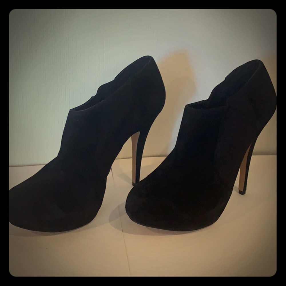 Vince Camuto booties- never worn